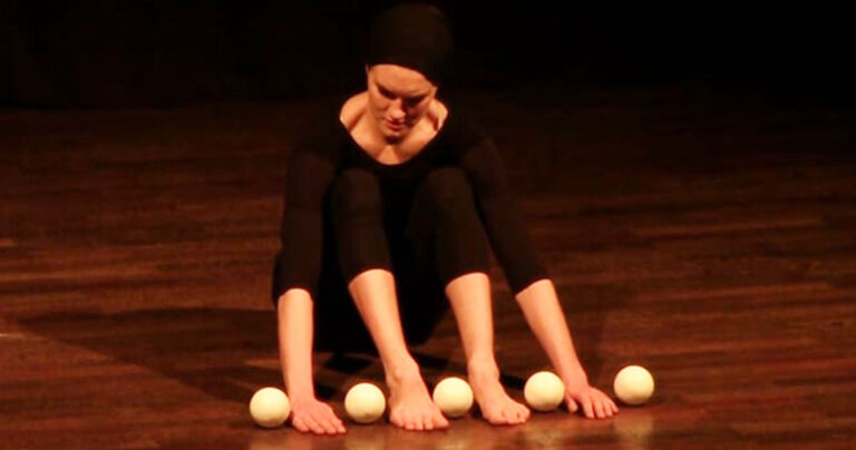 Γυναίκα μαγεύει το κοινό κάνοντας ταχυδακτυλουργικά κόλπα με τα χέρια και τα πόδια της