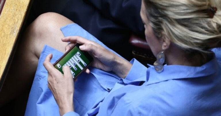 Βουλευτής της Νέας Δημοκρατίας έπαιζε πασιέτζα στην ψήφιση νομοσχεδίου