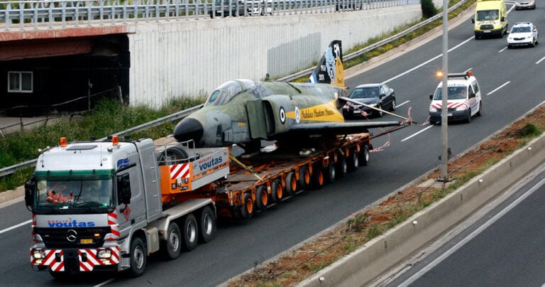 Εντυπωσιακές φωτογραφίες από την μεταφορά του μαχητικού αεροσκάφους στην εθνική οδό