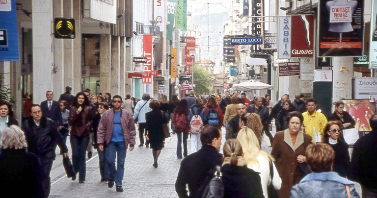 Ψήφισμα: Συμφωνείτε με το να είναι ανοιχτά όλες τις Κυριακές τα καταστήματα;