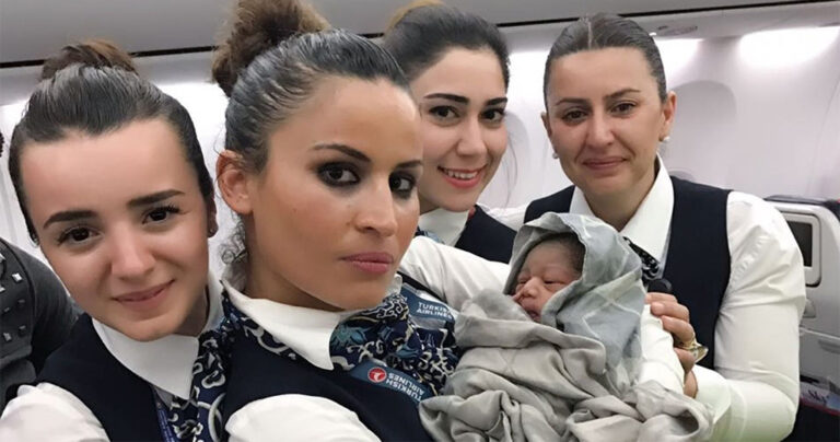 Αεροσυνοδοί των Τουρκικών Αερογραμμών βοηθούν έγκυο να γεννήσει σε ύψος 42.000 ποδιών