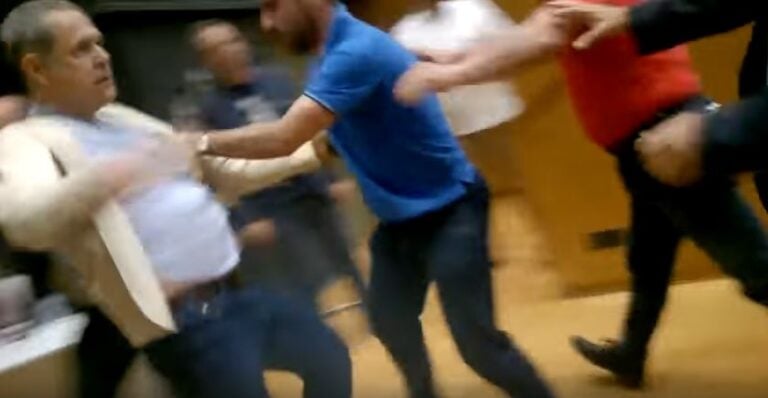 Βίντεο με τον Τζήμερο να βγαίνει «σηκωτός» από το περιφερειακό συμβούλιο