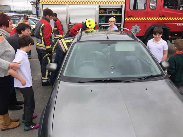 firemen-rescuing-laughing-toddler-from-locked-car-8