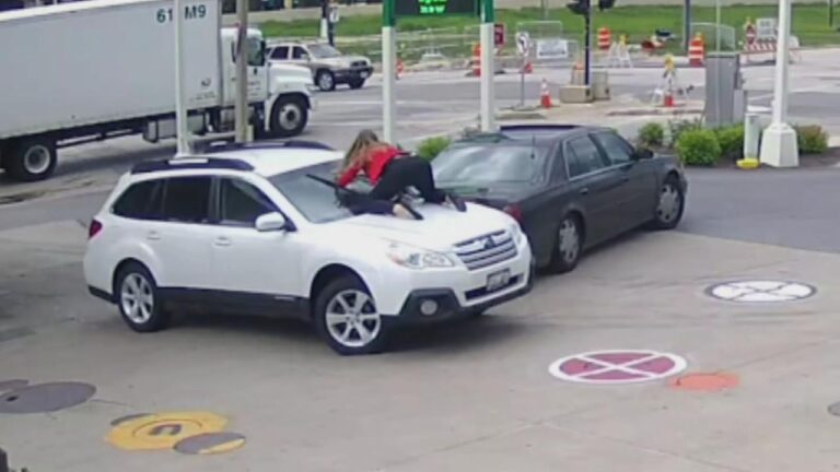 Γυναίκα πηδάει πάνω στο αυτοκίνητό της για να μην της το κλέψουν