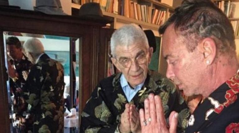 Ο Γιάννης Μπουτάρης ποζάρει με τον Λάκη Γαβαλά με κιμονό