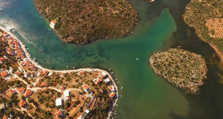 Το άγνωστο ελληνικό φιόρδ που βρίσκεται σε ένα χωριό της Λακωνίας