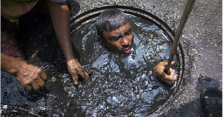 Αν δεν σας αρέσει η δουλειά σας δείτε τι δουλειά κάνει αυτός ο άντρας στο Μπανγκλαντές
