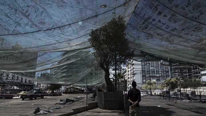 Να γιατί υπάρχει μια περίεργη τέντα πάνω από την πλατεία της Ομόνοιας