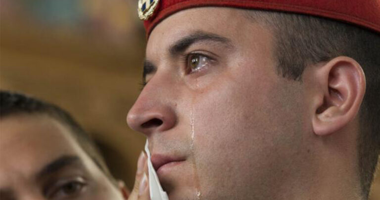 Τα δάκρυα του εύζωνα: Συγκίνησε τους ομογενείς στην Αυστραλία