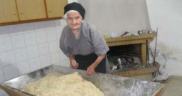 Η 89χρονη Κρητικιά που δούλευε στα χωράφια και ζύμωνε παραδοσιακό ψωμί