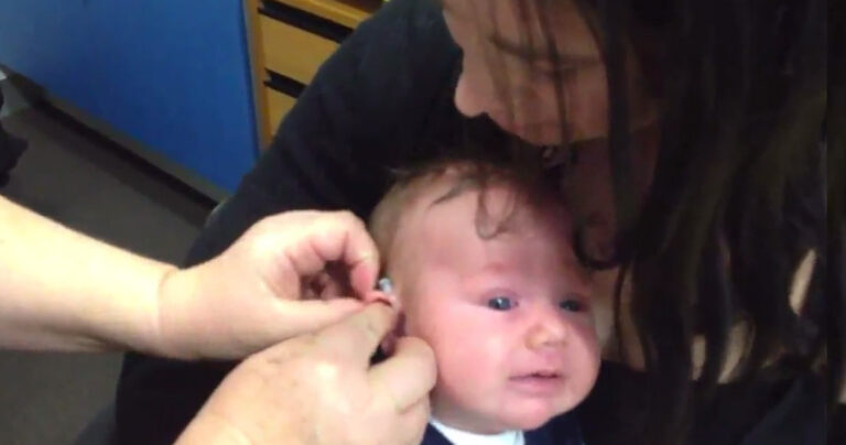 Κουφό μωρό ακούει για πρώτη φορά τις φωνές των γονιών του