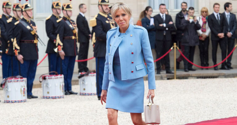 Ντυμένη όλη στα Louis Vuitton η σύζυγος του Μακρόν για την ορκωμοσία του