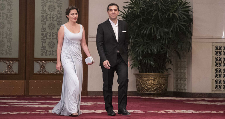 Το λαμπερό φόρεμα της Περιστέρας στο Μέγαρο του Λαού στην Κίνα