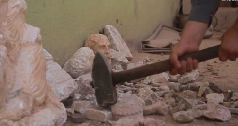 Tζιχαντιστές κατέστρεψαν αρχαιότητες με βαριοπούλα ελληνικές στην Συρία