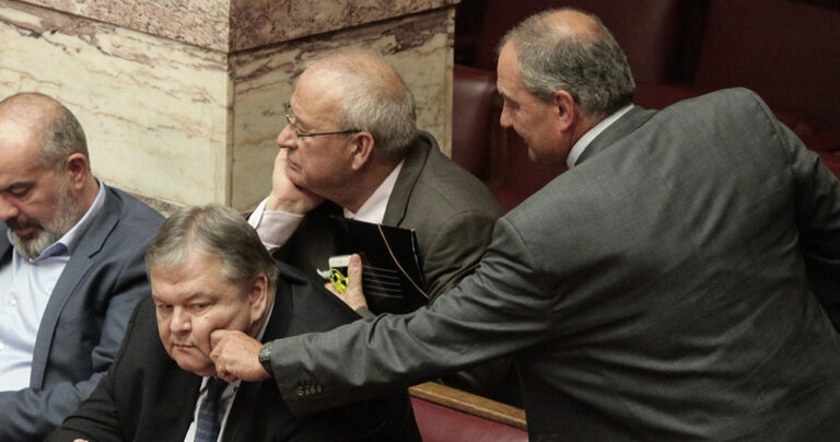 Ο Κώστας Καραμανλής τσίμπησε το μάγουλο του Βενιζέλου στα έδρανα της βουλής