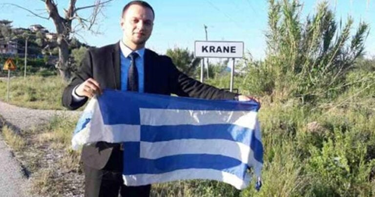 Αλβανοί εθνικιστές κατέβασαν και ποδοπάτησαν την ελληνική σημαία