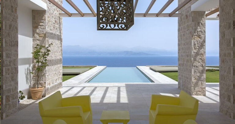 Αυτή η μονοκατοικία στην Μεσσηνία βρίσκεται μια ανάσα διπλά από την θάλασσα