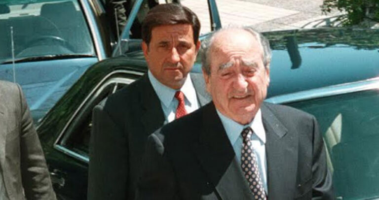 Μανούσος Γρυλλάκης: Ο «άνθρωπος – σκιά» που ήταν στο πλευρό του Μητσοτάκη για 40 ολόκληρα χρόνια