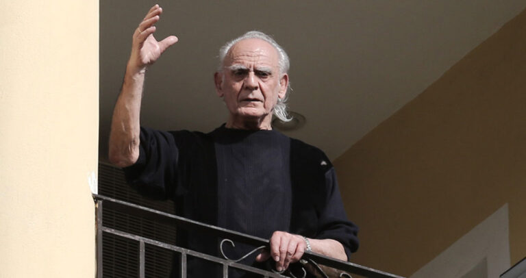 Ο Ακης βγήκε στο μπαλκόνι και χαιρέτησε τον κόσμο όπως ο Αντρέας