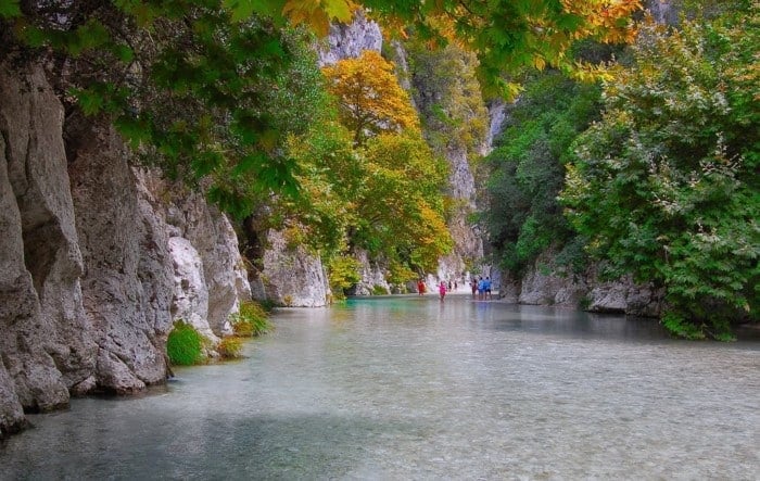 Το μικρό ελληνικό χωριουδάκι δίπλα στο ποτάμι. Καρτποσταλικές εικόνες που σου φτιάχνουν τη μέρα!
