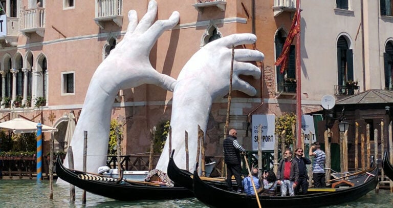 10 τεράστια αγάλματα με γλυπτά χέρια στον κόσμο