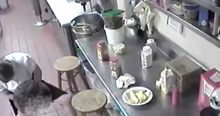 Σερβιτόρα εισάγει λουκάνικο στον κόλπο της και το προσφέρει σε πελάτη