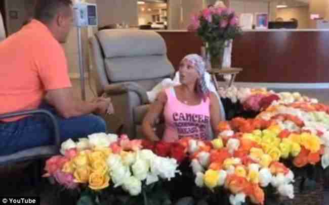 Για να γιορτάσει το τέλος των χημειοθεραπειών της ο σύζυγός της βρήκε τον τρόπο να της χαρίσει 500 τριαντάφυλλα