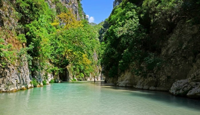 Το μικρό ελληνικό χωριουδάκι δίπλα στο ποτάμι. Καρτποσταλικές εικόνες που σου φτιάχνουν τη μέρα!