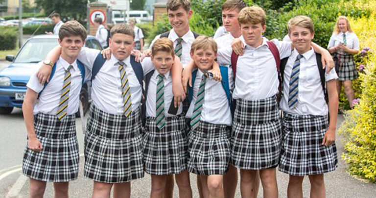 Βρετανοί μαθητές φόρεσαν φούστες επειδή τους απαγόρευσαν να βάλουν σορτσάκια