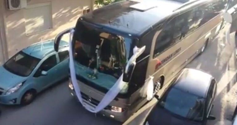 Γαμπρός στην Κρήτη έφτασε στην εκκλησία με συνοδεία 15 λεωφορείων που κόρναραν ασταμάτητα