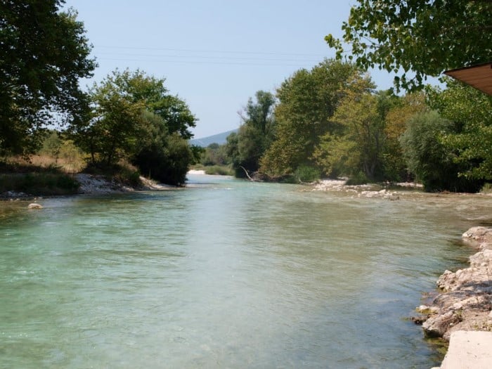 Το μικρό ελληνικό χωριουδάκι δίπλα στο ποτάμι. Καρτποσταλικές εικόνες που σου φτιάχνουν τη μέρα!