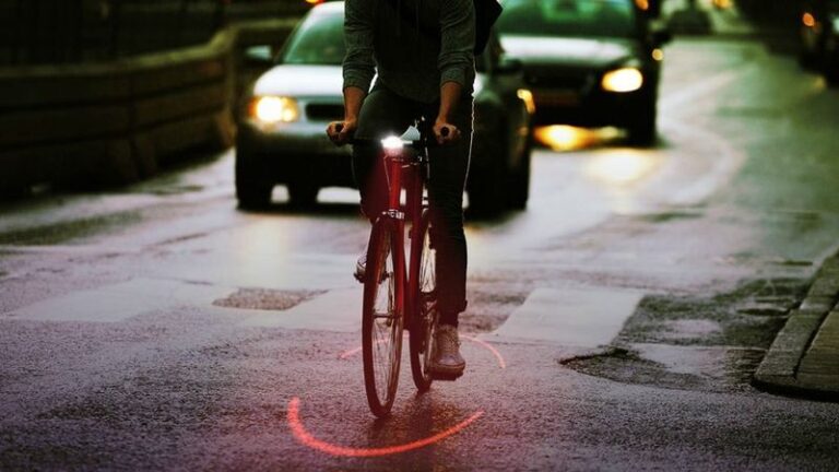 Εταιρεία ελαστικών έφτιαξε ένα φωτεινό σύστημα προστασίας για τους ποδηλάτες