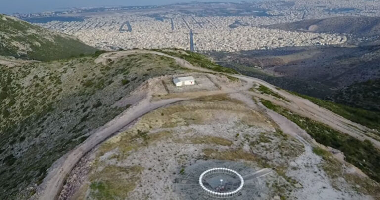 Η παράξενη εγκατάσταση στην κορυφή του Υμηττού που ονομάζεται «Το μάτι της Αττικής»