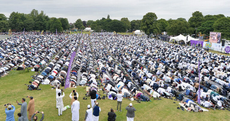 100.000 μουσουλμάνοι μαζεύτηκαν στο Μπέρμιγχαμ για να γιορτάσουν το τέλος της νηστείας