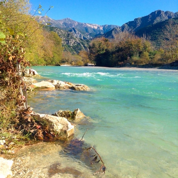 Το μικρό ελληνικό χωριουδάκι δίπλα στο ποτάμι. Καρτποσταλικές εικόνες που σου φτιάχνουν τη μέρα!