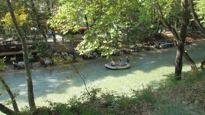 Το μικρό ελληνικό χωριουδάκι δίπλα στο ποτάμι. Καρτποσταλικές εικόνες που σου φτιάχνουν τη μέρα!