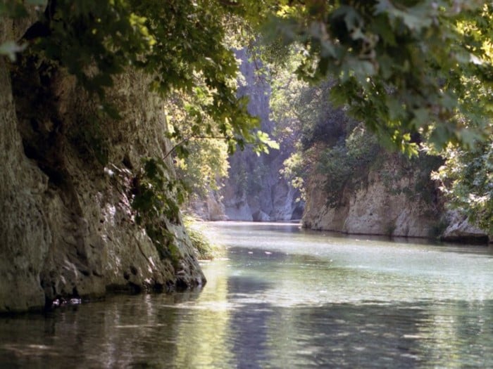 Το μικρό ελληνικό χωριουδάκι δίπλα στο ποτάμι. Καρτποσταλικές εικόνες που σου φτιάχνουν τη μέρα!