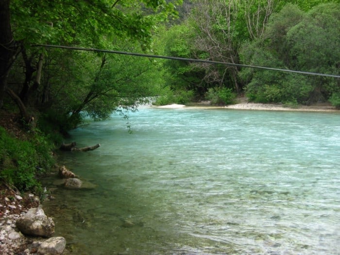 Το μικρό ελληνικό χωριουδάκι δίπλα στο ποτάμι. Καρτποσταλικές εικόνες που σου φτιάχνουν τη μέρα!