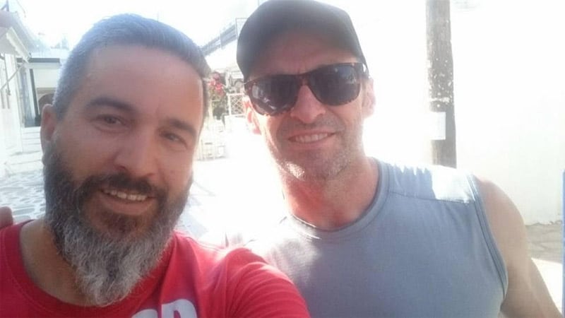 jackman Ο Χιου Τζάκμαν σε ελληνική παραλία - Λέει «Yassou» στους θαυμαστές του [εικόνα]