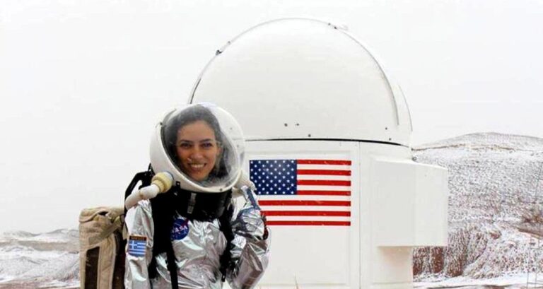 «Βαρέθηκα να βλέπω άρθρα για τη γεύση που είχαν τα κουφέτα της Νομικού στο γάμο της»