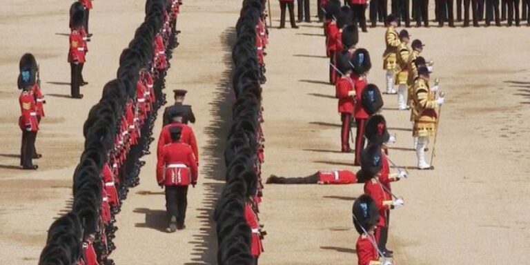 Λιποθύμησαν πέντε στρατιώτες στην παρέλαση για τα γενέθλια της Ελισάβετ