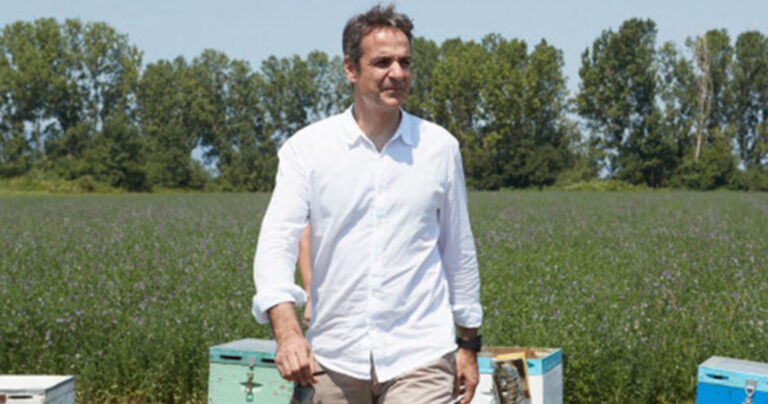 Ο Κυριάκος Μητσοτάκης σήκωσε τα μανίκια και μπήκε στα χωράφια