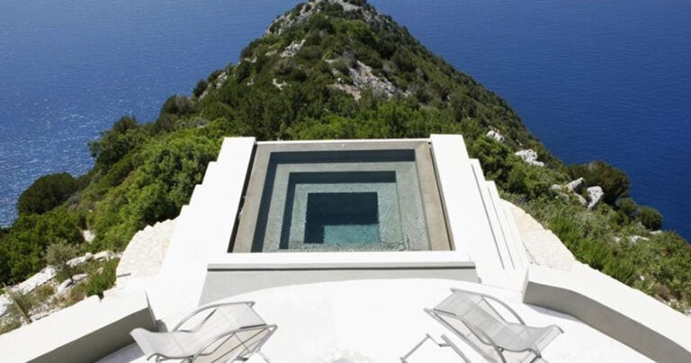 Αυτή η κατοικία στην Κεφαλονιά είναι σκαρφαλωμένη 300 μέτρα πάνω από την θάλασσα
