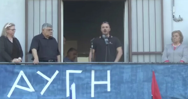 Βουλευτής της Χρυσής Αυγής απαγγέλει τον ύμνο της ναζιστικής Γερμανίας
