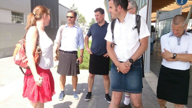 Γαλλία: Απαγόρευσαν σε οδηγούς λεωφορείων τη βερμούδα και πήγαν στη δουλειά με φούστα