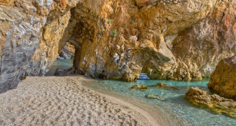 Η μαγική παραλία του Αιγαίου που χωρίζεται στα δύο από έναν βράχο