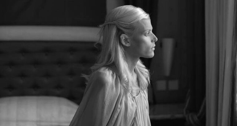 Το συνταρακτικό πορτρέτο της Νανάς Καραγιάννη από τη φωτογράφο Ολυμπία Κρασαγάκη