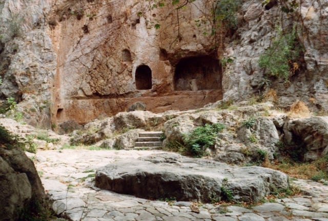 Τι υπάρχει κάτω από το μαντείο των Δελφών 8 edde0d2f9d324f184ec46e4cc3f35f70