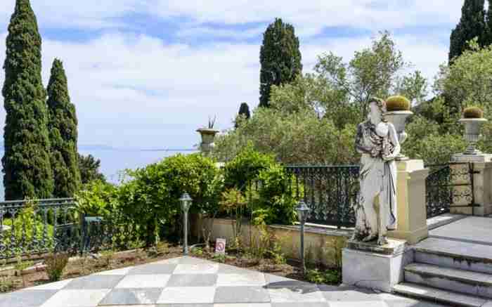 Ένα ανάκτορο βγαλμένο από τα παραμύθια. Μία από τις γνωστότερες βασιλικές επαύλεις της Ευρώπης βρίσκεται στην Κέρκυρα