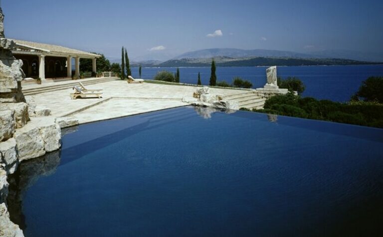 Αυτή είναι η βίλα των Ρόθτσαϊλντ στην Κέρκυρα που φιλοξενεί τον Κάρολο